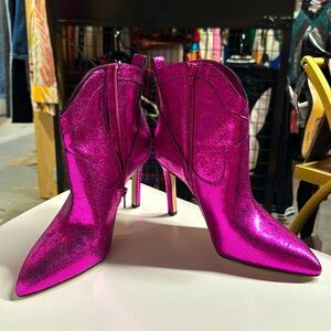 NWT! Gianni Bini Metallic Pink Reptile Print Pointed Toe Heeled Booties